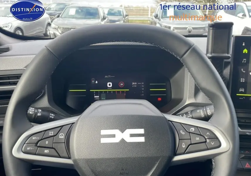 Vue intérieure centrée sur le volant multifonction noir du Dacia Duster 2026 avec tableau de bord numérique allumé.