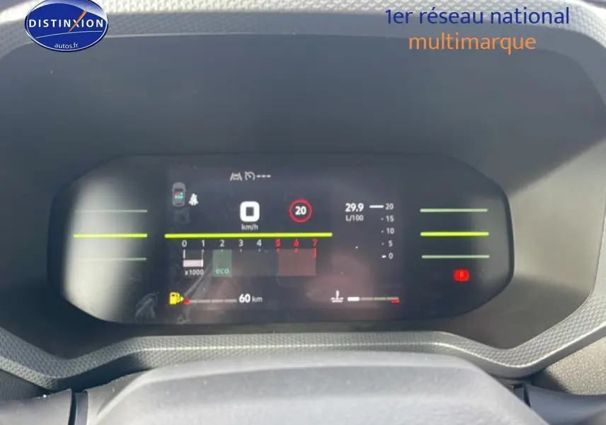 Tableau de bord numérique du Dacia Duster 2026 affichant vitesse, consommation et alertes, vu de face.