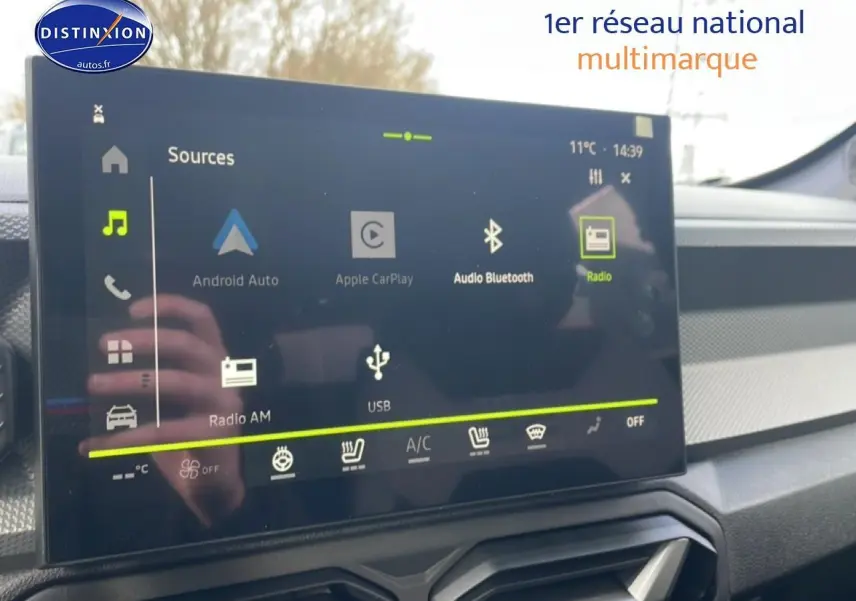 Écran tactile central du Dacia Duster 2026 vert cèdre, affichant les options multimédia et climatisation.