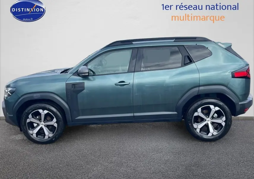 Profil droit du Dacia Duster 2026 vert cèdre avec jantes alu et barres de toit noires visibles.