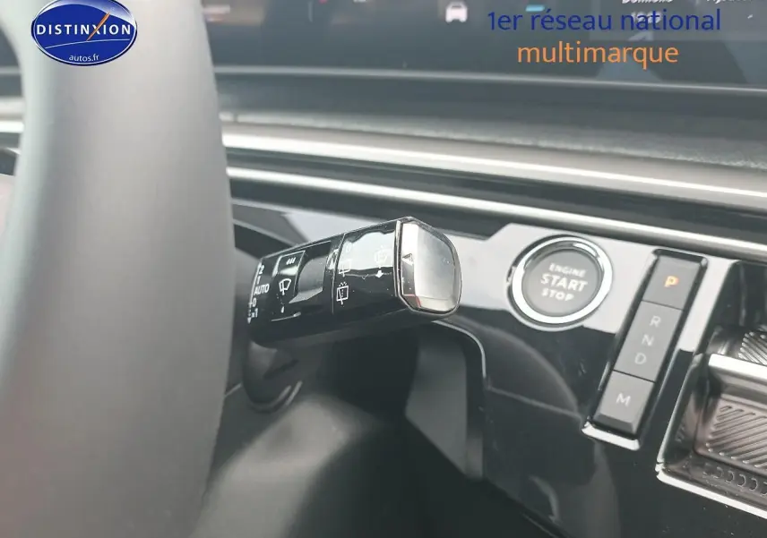 Gros plan sur la commande d’essuie-glace et bouton start/stop du tableau de bord noir du Peugeot 5008 gris Artense.