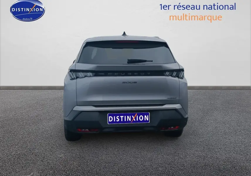 Vue arrière du Peugeot 5008 Hybrid 145 allure e-dcs6 gris artense avec feux LED et becquet arrière visible.