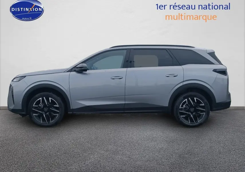 Profil droit d’un Peugeot 5008 Hybrid 145 allure e-dcs6 gris artense avec jantes alu noires et toit noir.