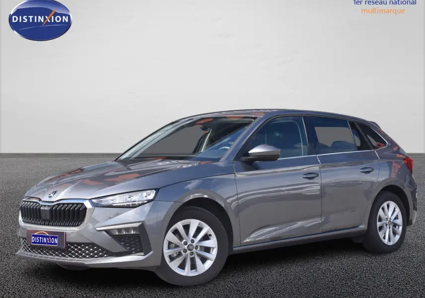 SKODA SCALA gris graphite vue 3/4 avant droit, jantes alliage 16 pouces et calandre chromée distinctive.