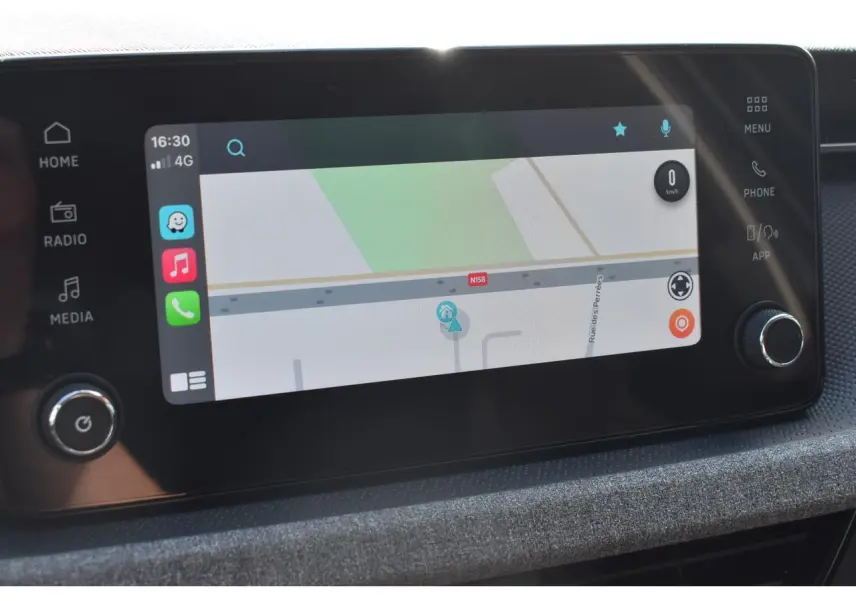 Écran tactile 8,25 pouces du système d'info-divertissement de la Skoda Scala gris graphite, affichant une carte GPS.