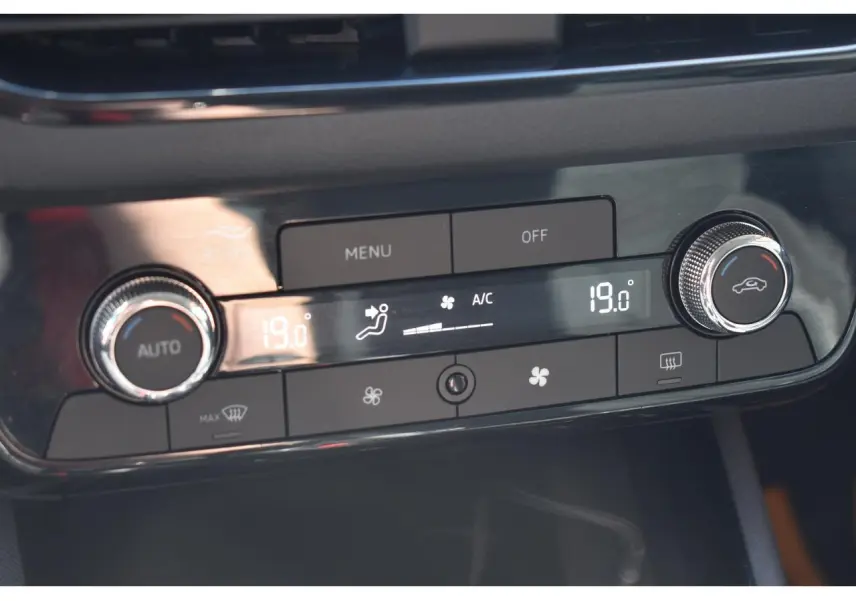 Gros plan sur la console centrale de la Skoda Scala 2025, affichant la climatisation automatique bi-zone à 19°C.