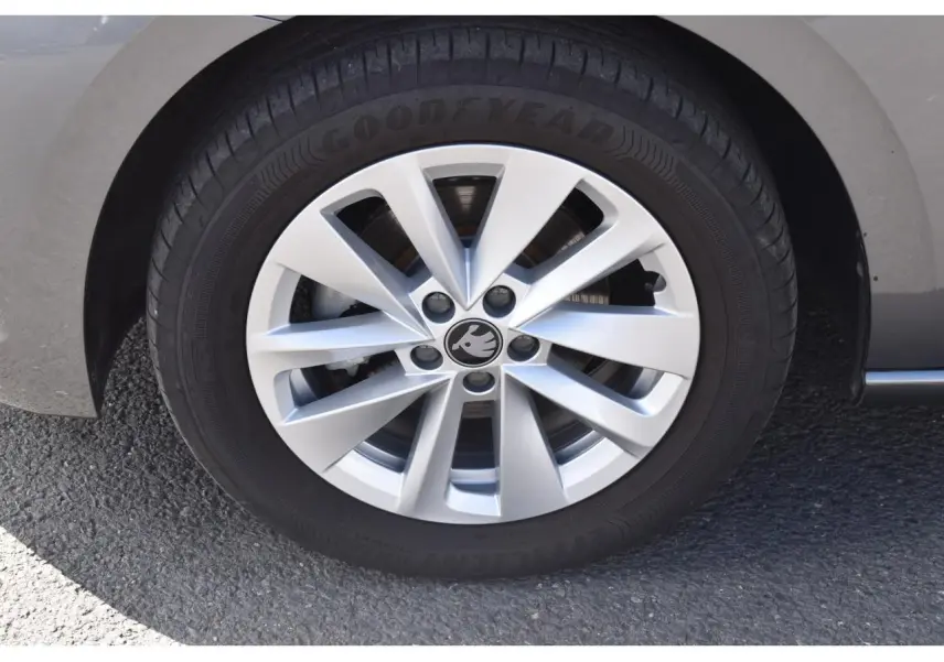 Gros plan sur la jante alliage 16 pouces Cortadero Aero gris argenté de la Skoda Scala gris graphite côté gauche.