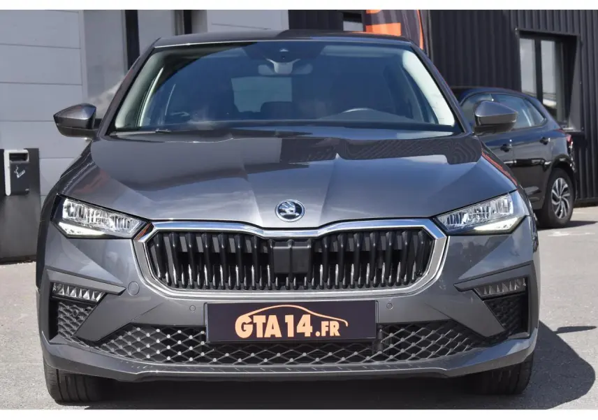 Vue avant frontale d'une Skoda Scala gris graphite avec calandre noire et phares LED distinctifs.