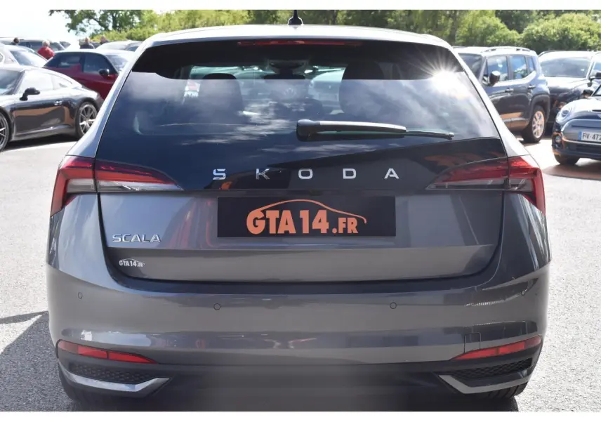 Vue arrière d'une Skoda Scala gris graphite 2025 avec feux arrière Full LED et radar de recul visible.
