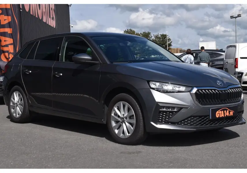 Vue 3/4 avant droite d'une Skoda Scala gris graphite avec calandre noire et jantes alliage 16 pouces.