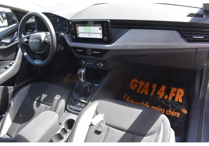 Vue intérieure avant droite du Skoda Scala gris graphite, avec tableau de bord moderne et écran tactile central.
