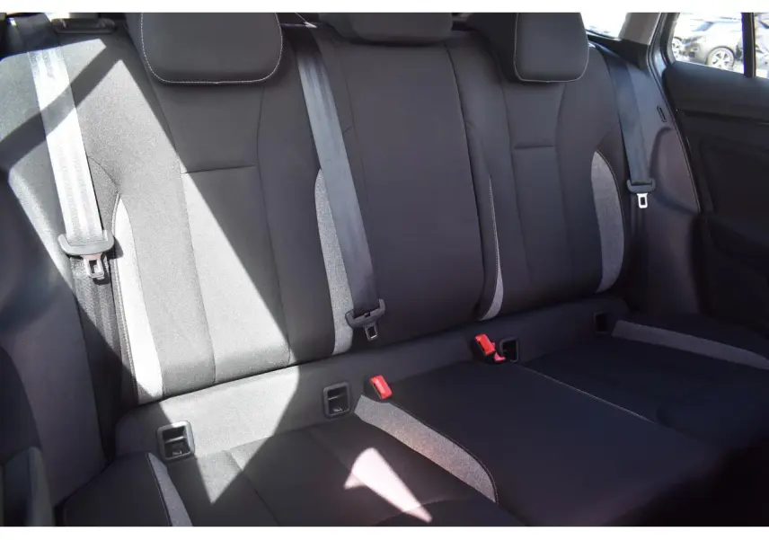Vue intérieure des sièges arrière en tissu noir et gris de la Skoda Scala 2025, avec ceintures de sécurité visibles.
