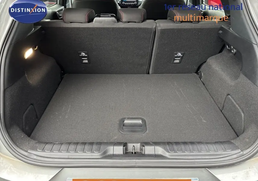 Coffre ouvert du Ford Puma gris Solar, vue arrière montrant l'espace de chargement et les sièges rabattus.