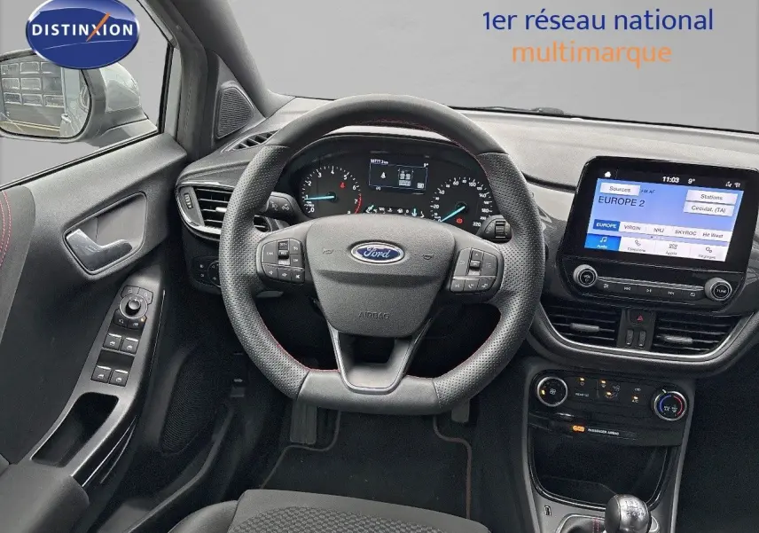 Vue intérieure centrée sur le volant multifonction et tableau de bord du Ford Puma 2022, finition ST-Line Design.