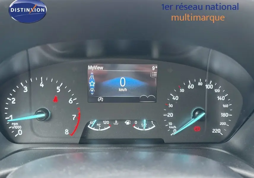 Gros plan sur le tableau de bord numérique du Ford Puma gris Solar, affichant vitesse à 0 km/h et compte-tours.