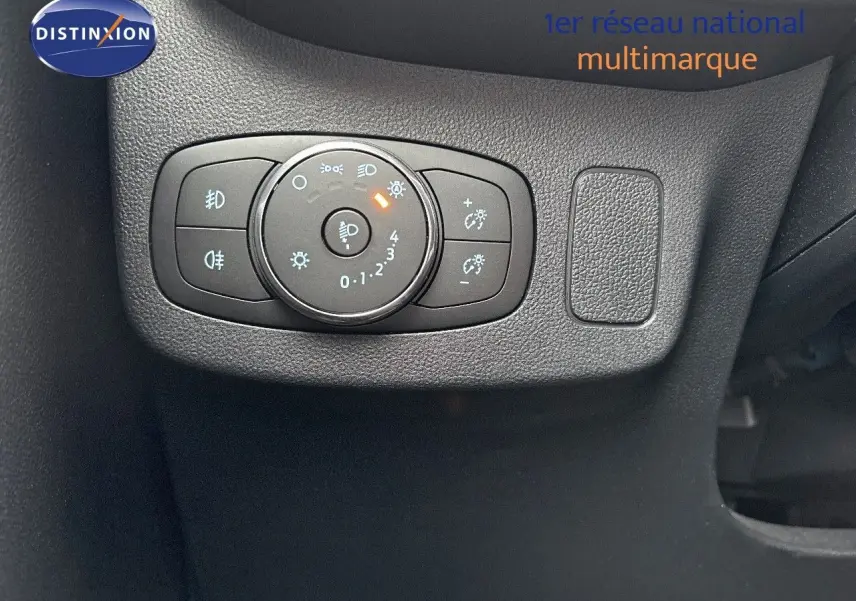 Gros plan sur le sélecteur d'éclairage intérieur noir du tableau de bord d'une Ford Puma gris solar 2022.