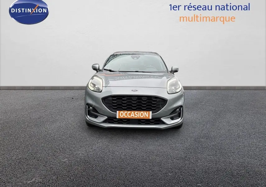 Ford Puma gris Solar vue de face, mettant en valeur sa calandre noire et ses phares arrondis LED.