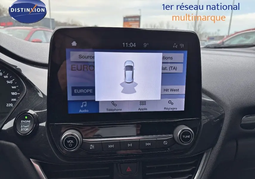 Écran tactile central du Ford Puma 2022 avec affichage du système audio et commandes intégrées, intérieur noir.