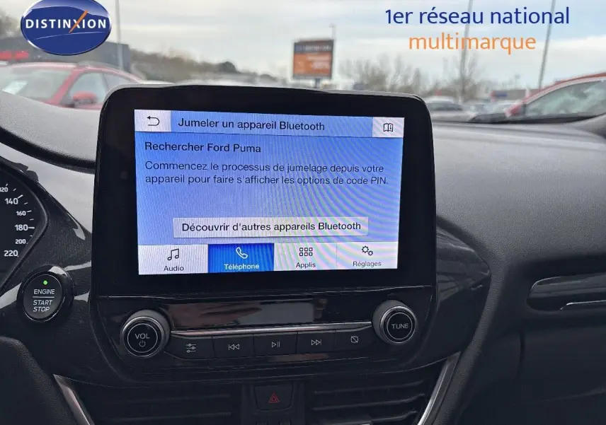 Vue intérieure du tableau de bord du Ford Puma gris Solar 2022, écran tactile affichant jumelage Bluetooth.