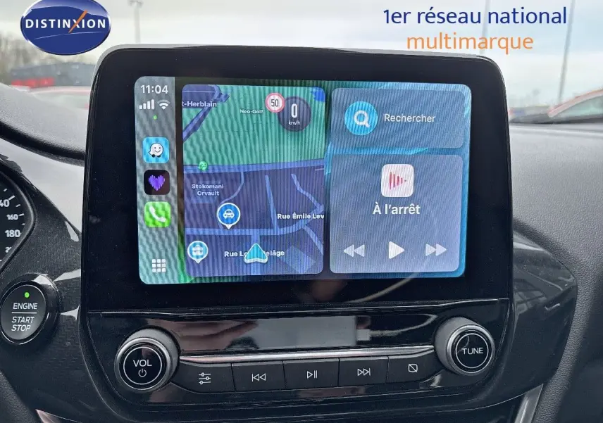 Écran tactile central du Ford Puma 2022 montrant la navigation et les commandes multimédia, intérieur noir brillant.