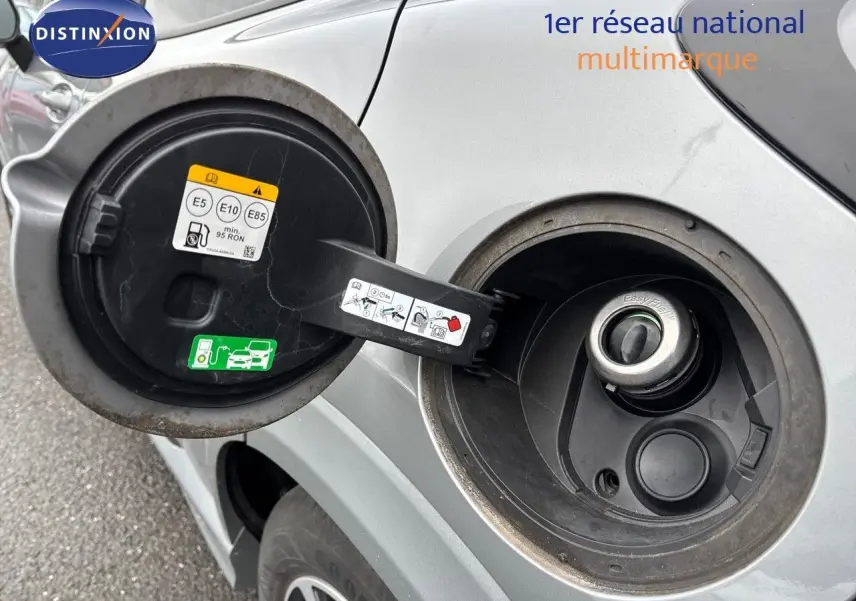 Gros plan sur la trappe à carburant côté gauche d'un Ford Puma gris Solar 2022, avec bouchon ouvert et étiquettes bioéthanol visibles.