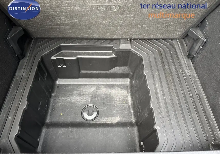 Coffre vide en plastique noir sous plancher du Ford Puma gris Solar, vue plongeante intérieure.