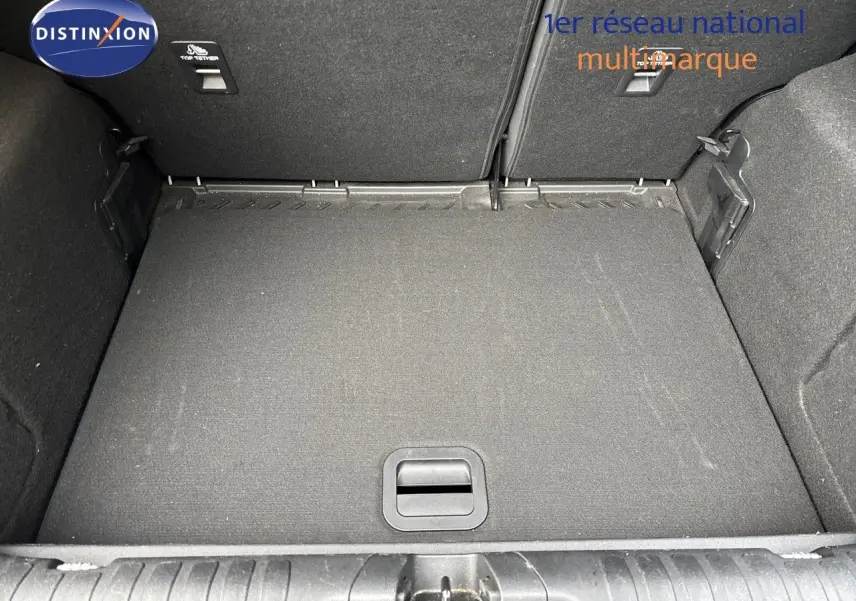 Coffre spacieux du Ford Puma gris Solar, vue intérieure depuis l'ouverture arrière, avec banquette rabattue.