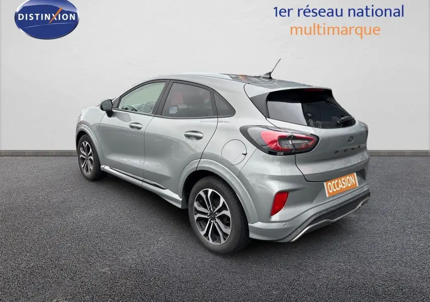 Vue 3/4 arrière droite du Ford Puma gris Solar avec jantes alliage et feux arrière LED distinctifs.