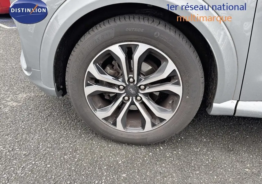 Gros plan sur la roue avant gauche gris solar d'une Ford Puma 2022 avec jante alliage 17 pouces design ST-Line.