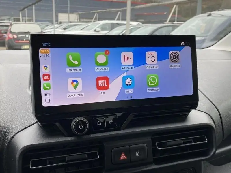 Écran tactile central du tableau de bord du Citroën Berlingo gris Artense, affichant plusieurs applications connectées.