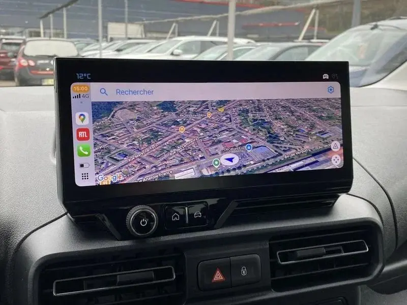 Écran tactile central affichant une carte GPS en vue satellite dans un Citroën Berlingo gris Artense 2025.