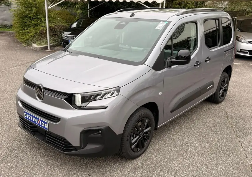 Vue 3/4 avant droit d'un Citroën Berlingo gris Artense avec jantes noires et détails noirs contrastants.
