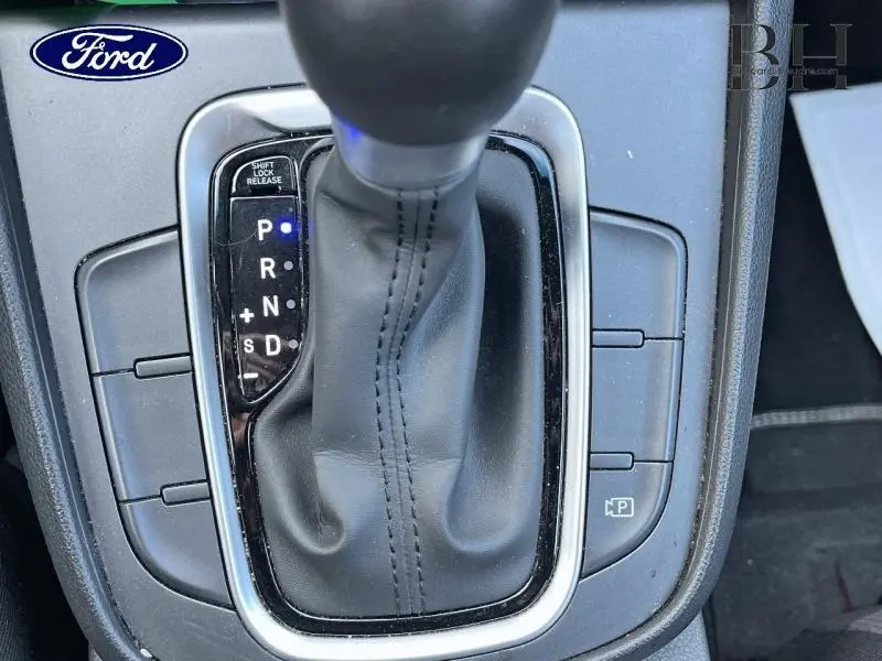 Gros plan sur la commande de la boîte automatique du Hyundai Kona 2022, cuir noir et indicateurs lumineux.