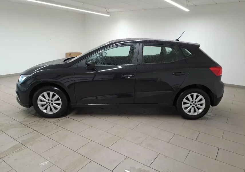 SEAT Ibiza 2024 noir minuit vue de profil côté gauche, avec jantes alliage 15'' et feux arrière visibles.