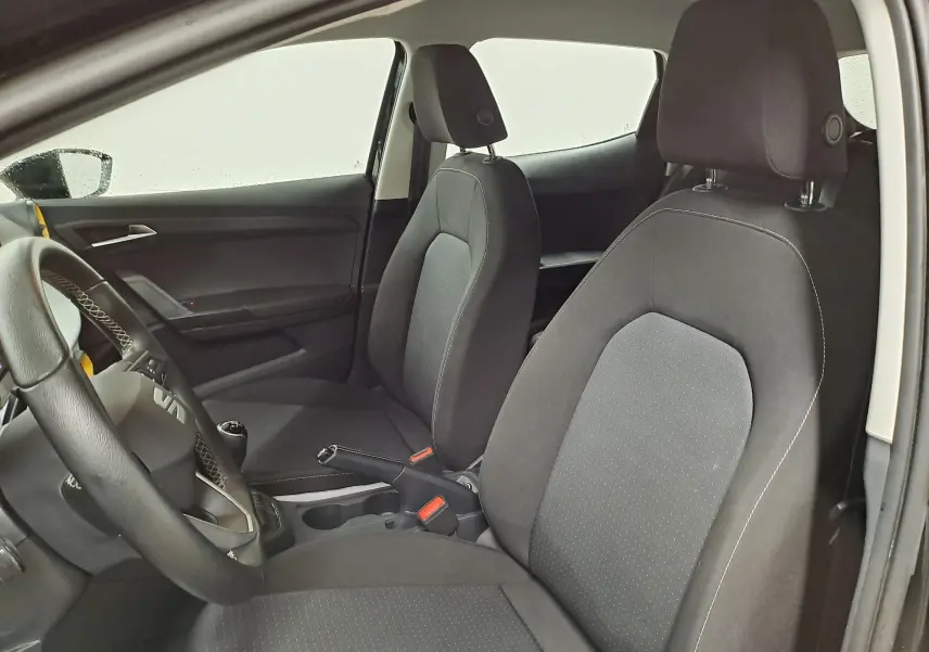 Vue intérieure côté conducteur de la SEAT Ibiza 2024 noir minuit, montrant les sièges avant et le volant.