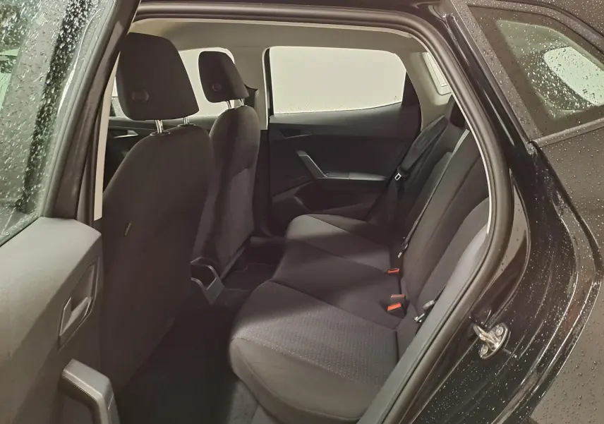 Vue intérieure côté droit sur les sièges arrière noirs d'une SEAT IBIZA 2024 finition Style avec portière ouverte.