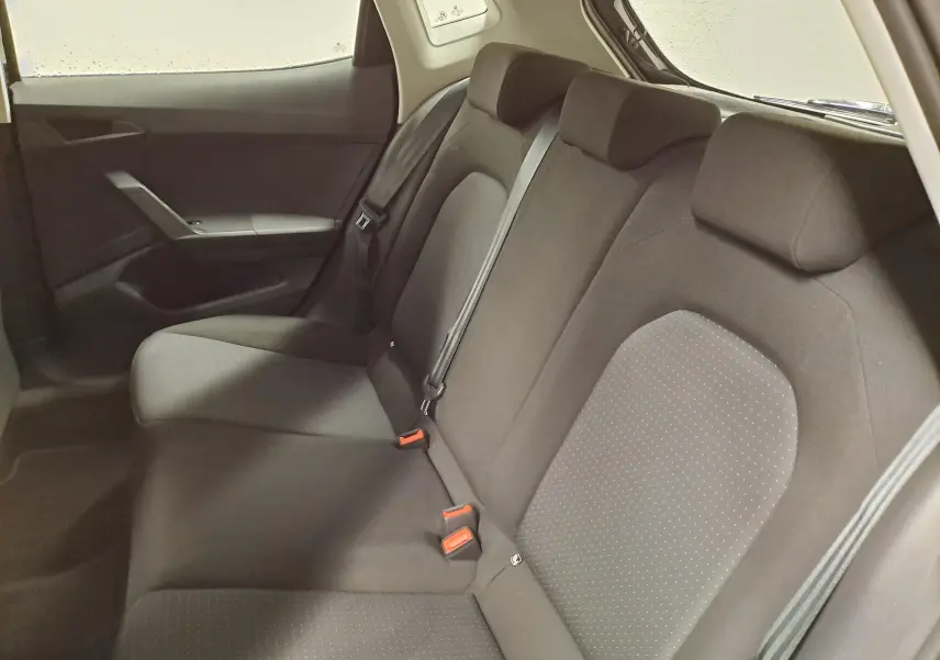 Vue intérieure côté droit des sièges arrière noirs de la SEAT Ibiza 2024 avec ceintures et appuie-têtes visibles.