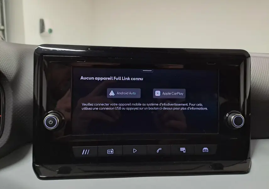 Écran tactile central noir de la SEAT IBIZA 2024 affichant les options Android Auto et Apple CarPlay.
