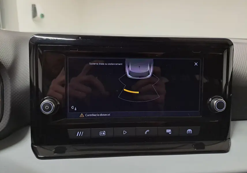 Écran tactile intérieur de la SEAT Ibiza 2024 montrant l'aide au stationnement avec interface noire brillante.