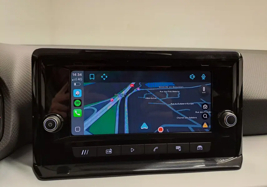 Écran tactile central de la SEAT Ibiza 2024 affichant la navigation GPS avec commandes autour en noir brillant.