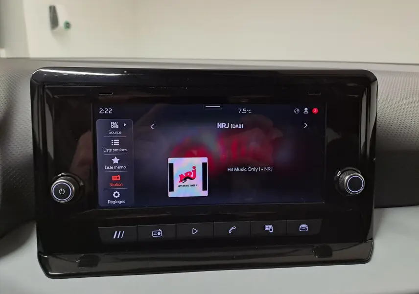 Écran tactile central de la SEAT IBIZA 2024 noir minuit affichant la radio NRJ en mode DAB.