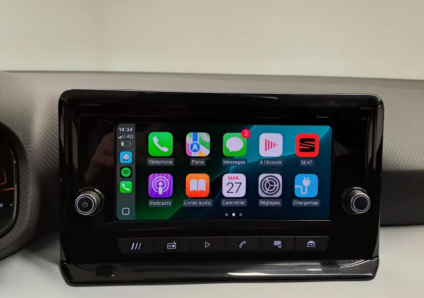 Écran tactile central de la SEAT Ibiza 2024 affichant l'interface Apple CarPlay, vue frontale intérieure.