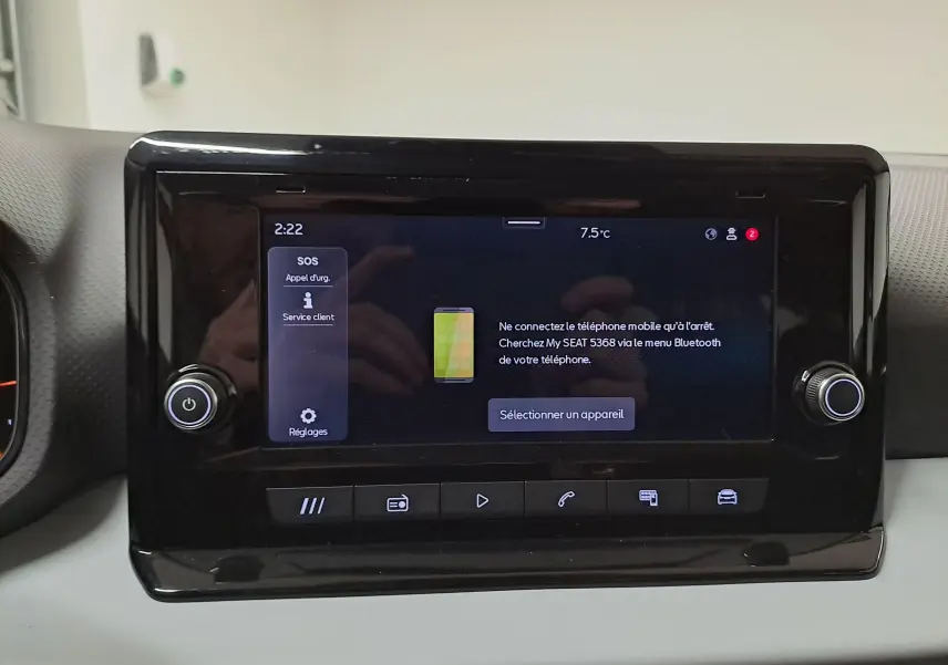Écran tactile central de la SEAT Ibiza 2024 noir minuit, affichant le menu Bluetooth avec commandes autour.