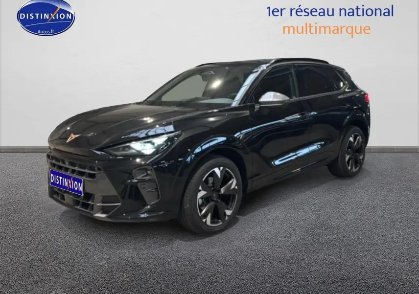 Vue 3/4 avant d'un SUV CUPRA Terramar noir avec jantes noires et logo cuivré sur capot.