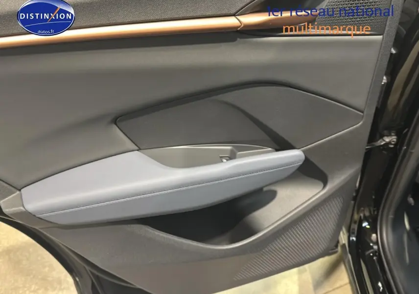 Vue intérieure côté droit de la porte arrière noire du CUPRA TERRAMAR 2025 avec accoudoir gris clair et finitions modernes.