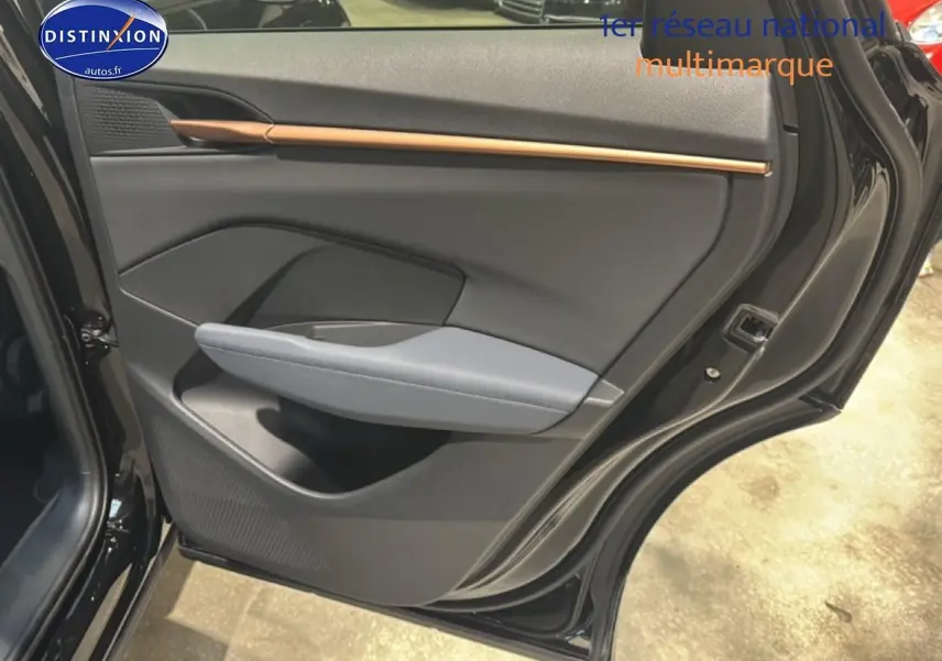 Vue intérieure de la porte arrière droite noire du CUPRA TERRAMAR 2025 avec garniture grise et bande décorative cuivre.