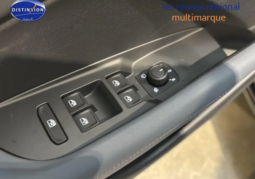 Gros plan sur les commandes de lève-vitres et rétroviseurs côté conducteur de la CUPRA Terramar noire 2025.