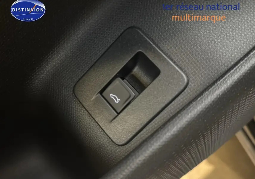 Gros plan sur le bouton d'ouverture du coffre dans l'habitacle noir du CUPRA TERRAMAR 2025.