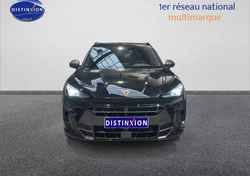 Vue avant d'un SUV CUPRA Terramar noir avec phares allumés et calandre marquée, sur fond neutre intérieur.