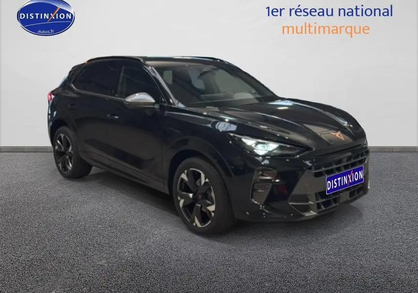 Vue 3/4 avant d'un CUPRA Terramar noir avec jantes alu noires et calandre distinctive, stationné en intérieur.